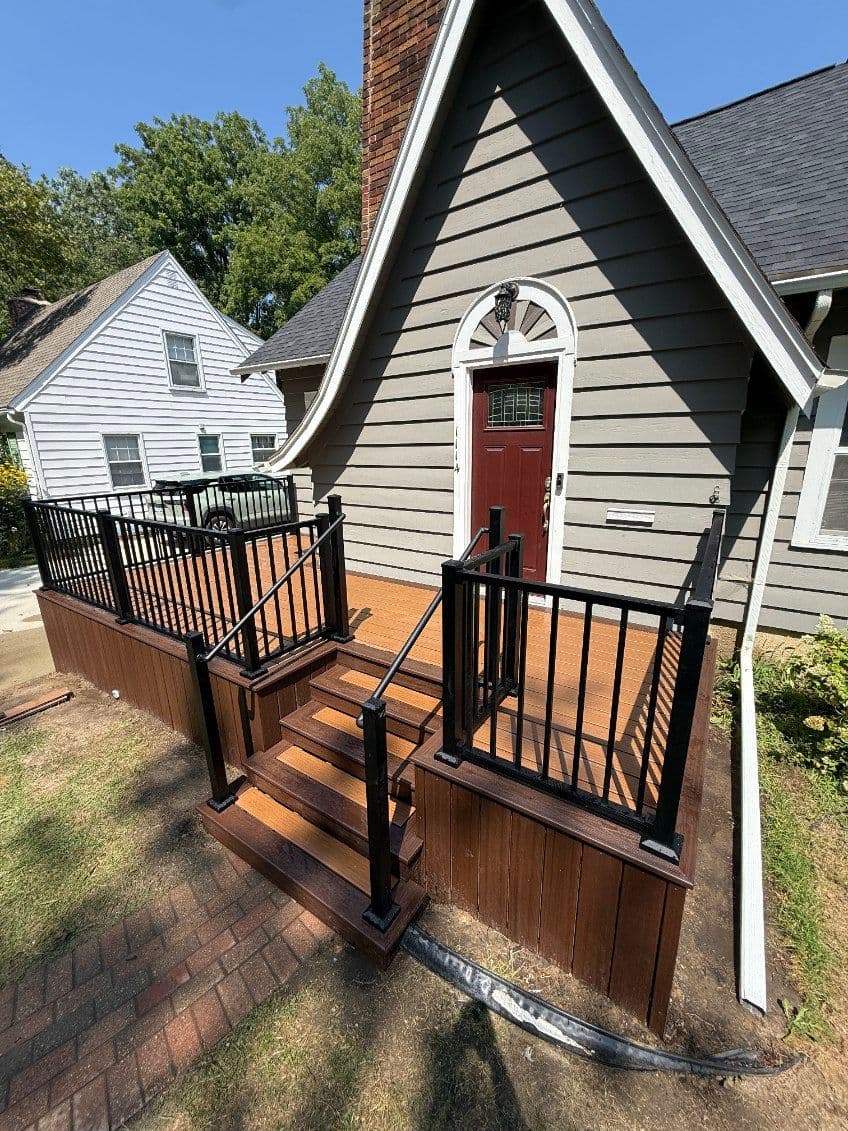 Stylish Trex Deck with Modern Railings image