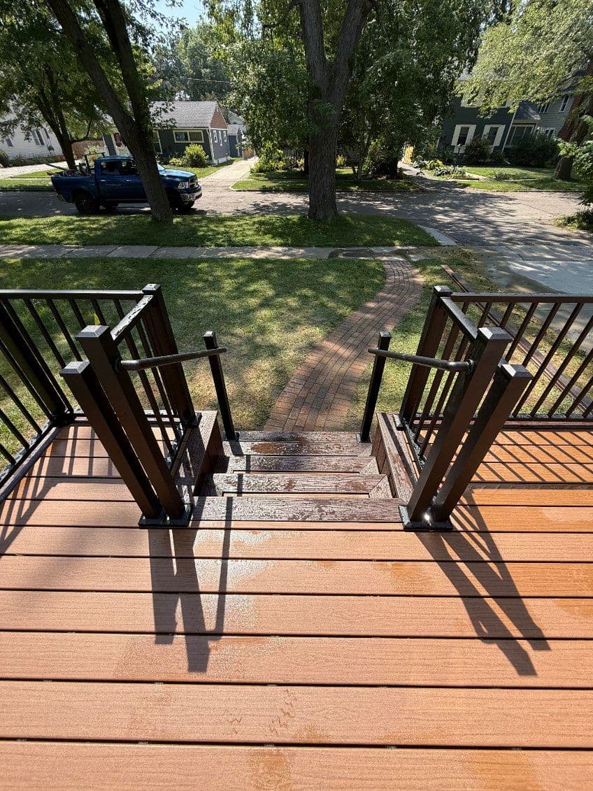 Gallery photos for Stylish Trex Deck with Modern Railings: Image #2